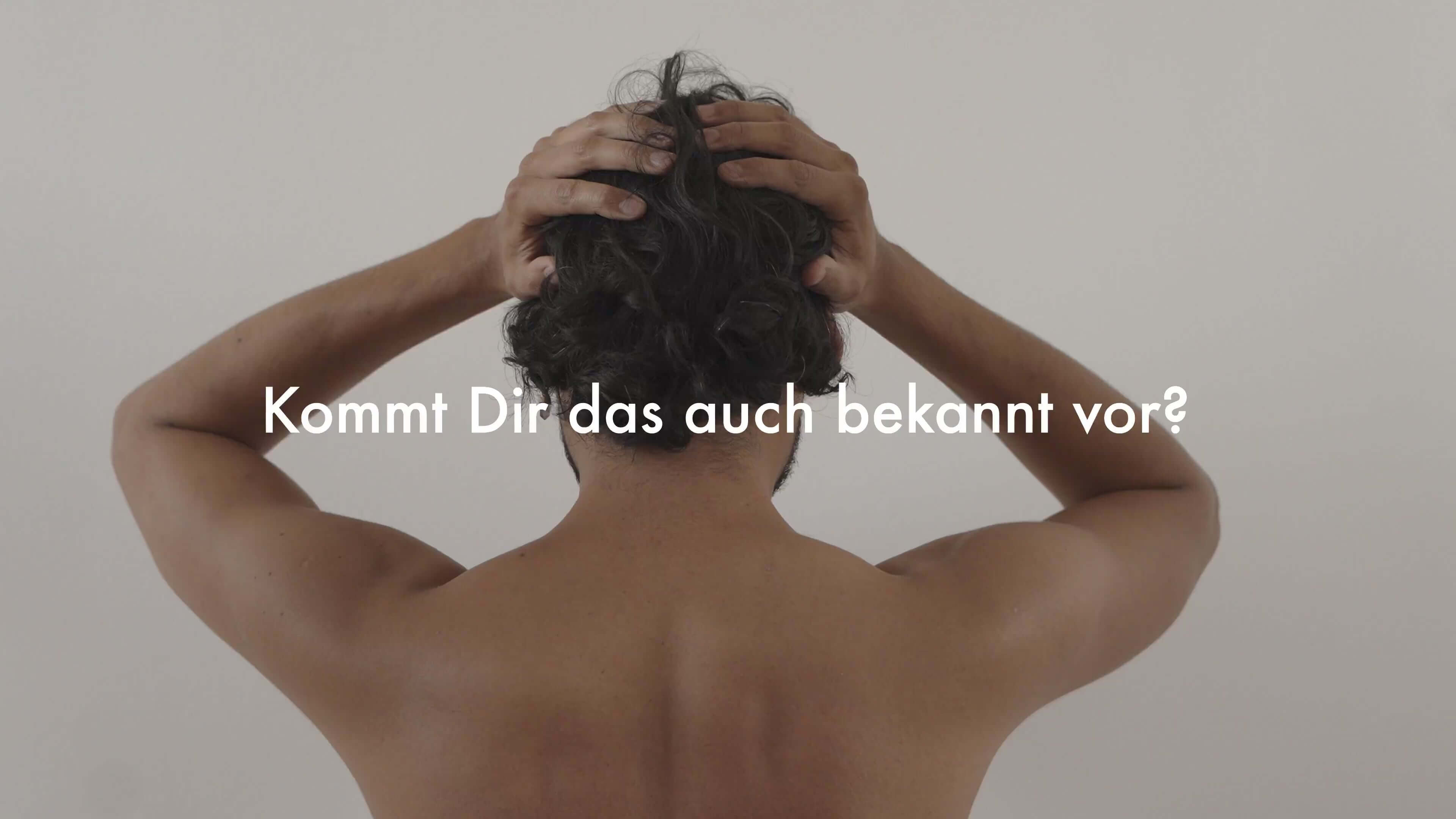 Vorschaubild des Videos der Akupressurmatte Mandala Pro XXL von CALM ELEPHANT. Ein Mann steht mit dem Rücken zur Kamera und hält die Hände an den Kopf.